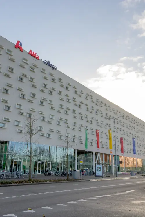 Moderne schoolgebouw van Alfa-college aan Boumaboulevard in Groningen met zicht op ingang en omgeving