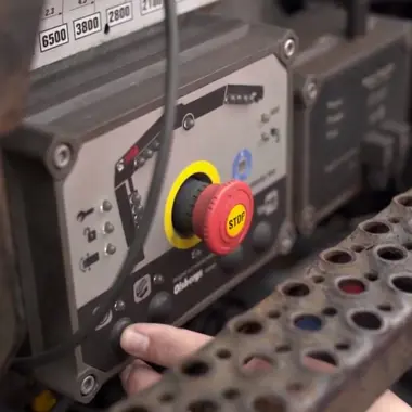 Bedieningspaneel met noodstopknop voor veilige controle van bouwmachine of gereedschap