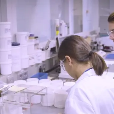Studenten werken zorgvuldig aan laboratoriumonderzoek met aandacht voor procestechniek.
