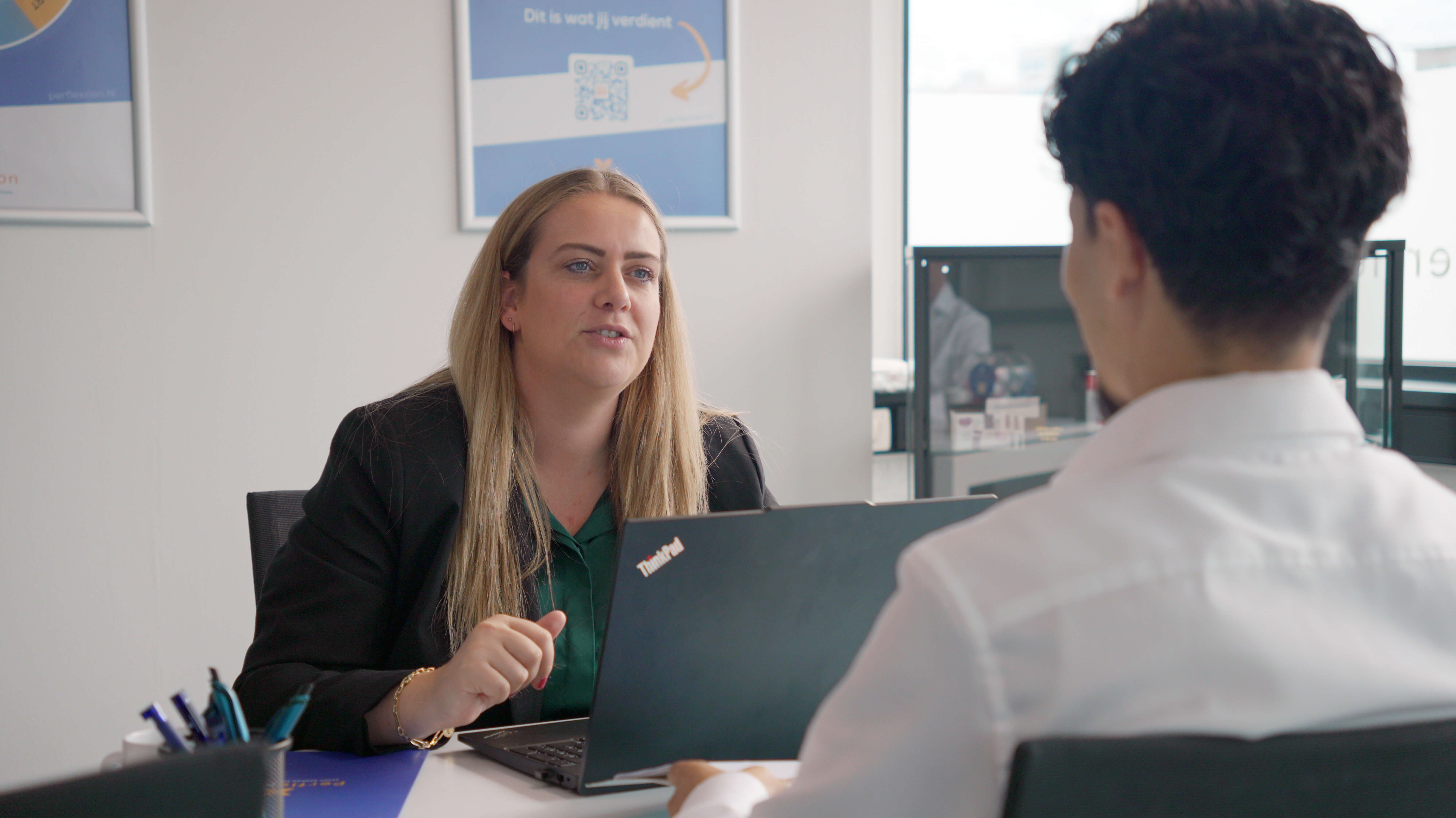 Student bespreekt commerciële arbeidsbemiddeling en matching met een docent of consulent op kantoor