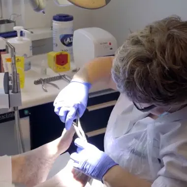 Behandelaar verzorgt een voet met speciale aandacht voor nagels en huidverzorging.