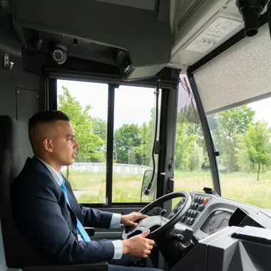 Een chauffeur van openbaar vervoer bestuurt een bus en brengt passagiers veilig naar hun bestemming