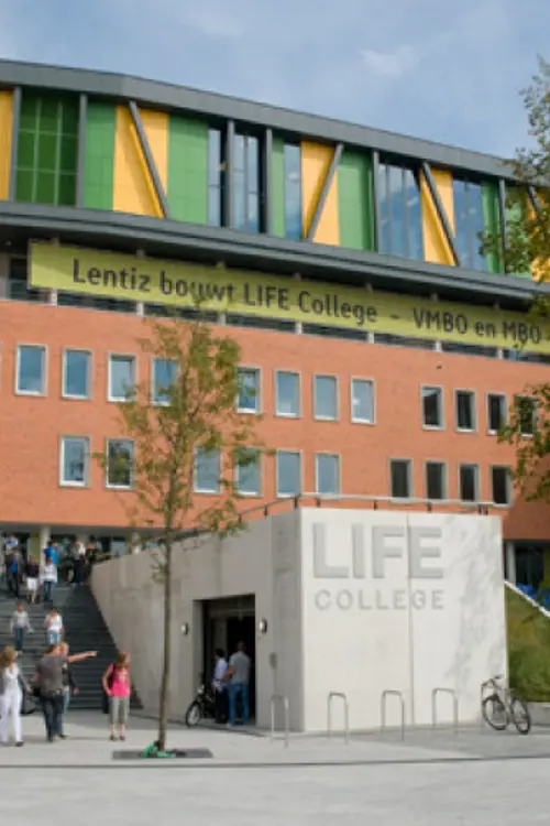 Voorzijde van Lentiz LIFE College met studenten die het gebouw binnen- en buitenlopen