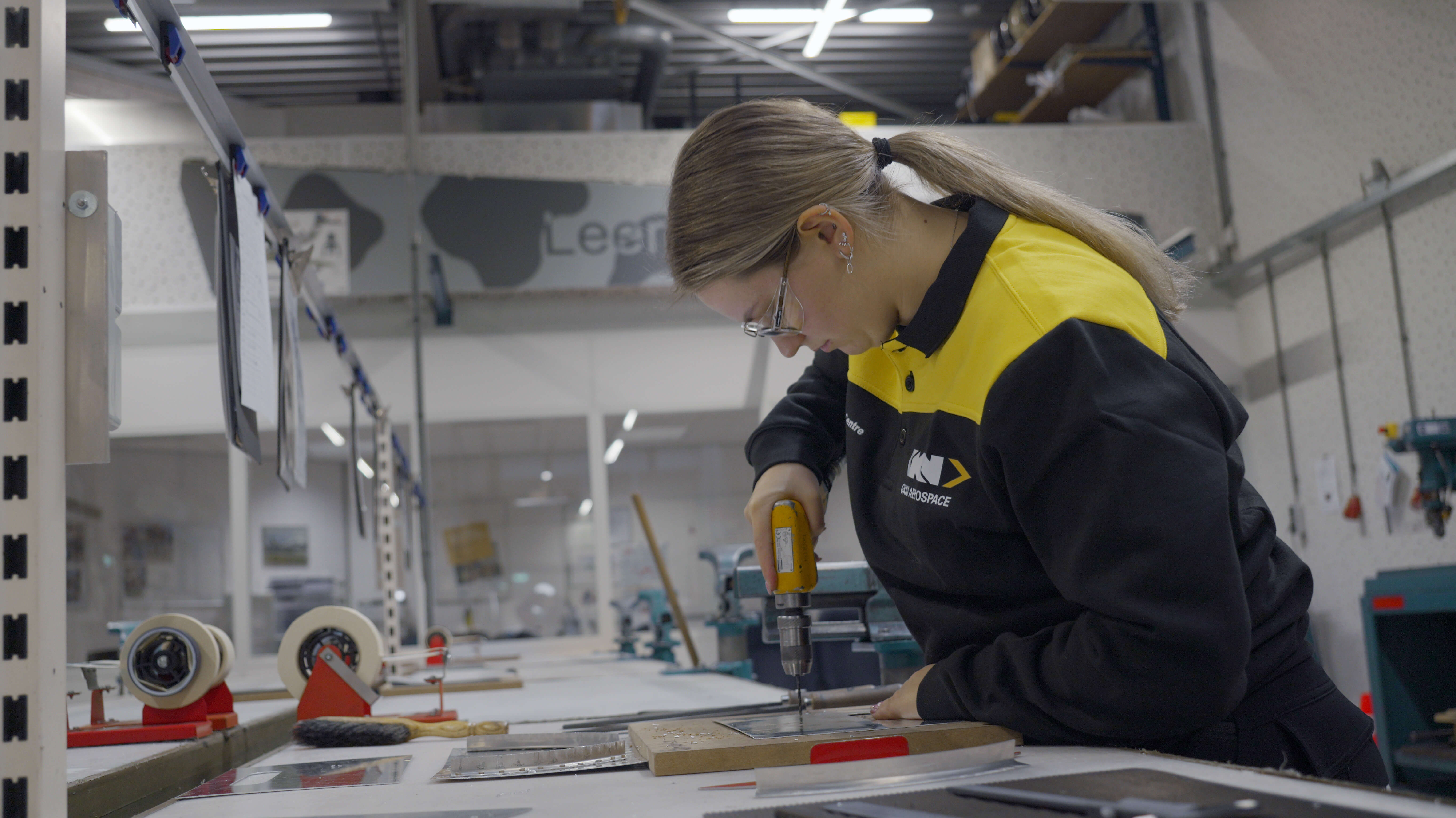 Technische student werkt geconcentreerd aan het assembleren van metalen onderdelen in een technische werkplaats