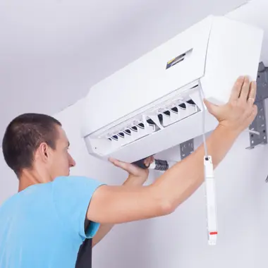Technisch medewerker installeert een wandairconditioningsysteem in een gebouw