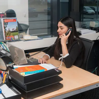 Medewerker secretarieel en receptiewerk neemt telefonisch contact op en verwerkt administratie op kantoor