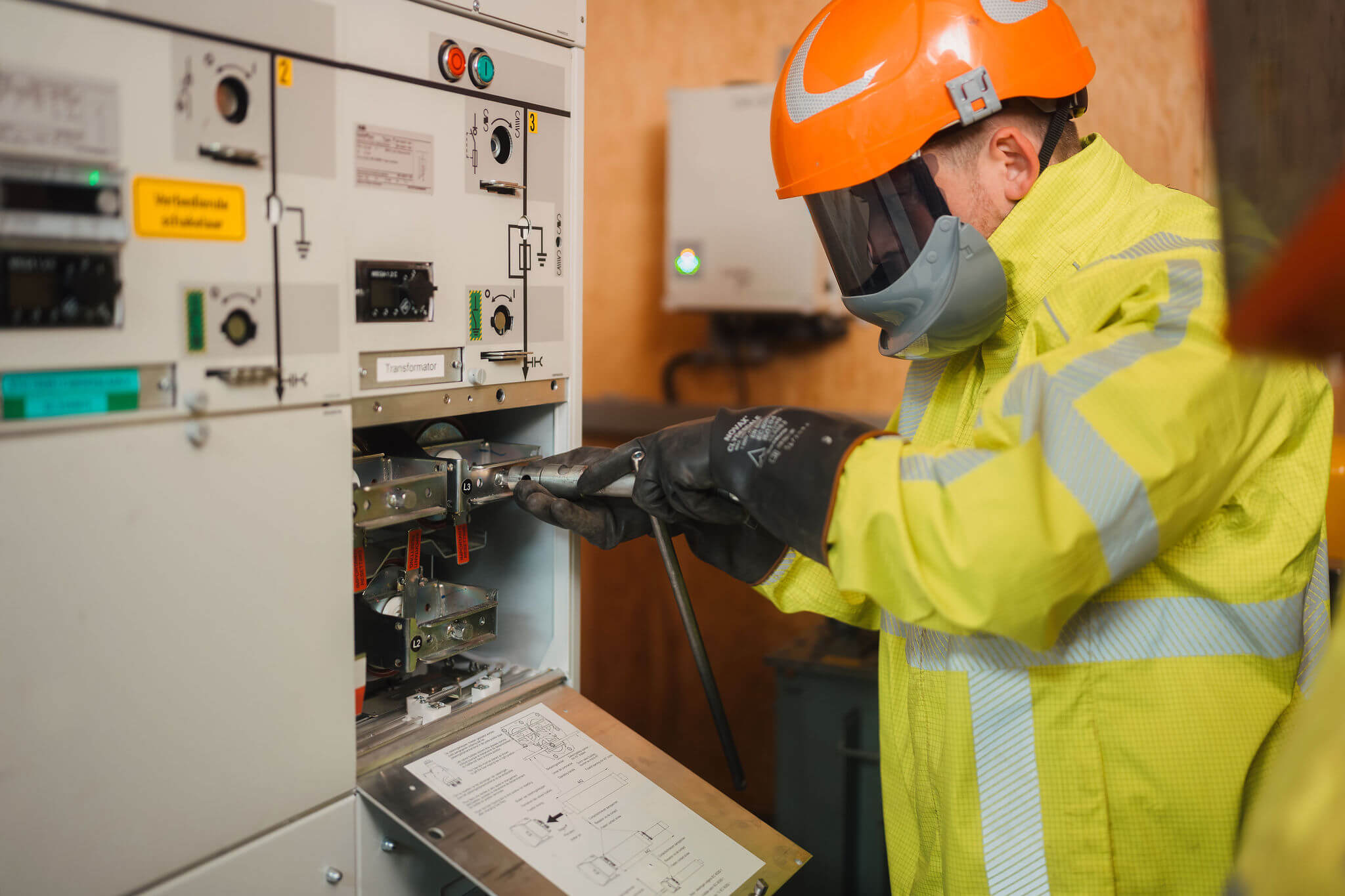 Elektrotechnicus werkt aan het installeren en onderhouden van elektrische schakelkasten in een technische installatie.