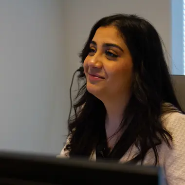 Medewerker kantoor bezig met administratieve taken achter computer om werkprocessen soepel te laten verlopen
