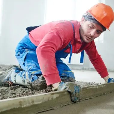 Vakman egaliseert nieuw gelegde vloer voor een duurzaam en strak resultaat in afbouw en onderhoud