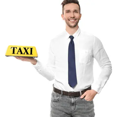 Jonge professional die een geel taxibord vasthoudt als symbool voor transport en logistiek.