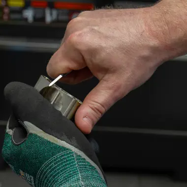 Technisch vakman controleert nauwkeurig metalen onderdeel tijdens fabricageproces