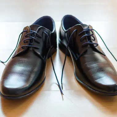 Net afgewerkte leren herenschoenen die vakmanschap en aandacht voor detail tonen
