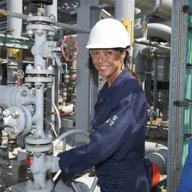 Assistent procestechniek bedient en controleert productieapparatuur in een industriële omgeving.