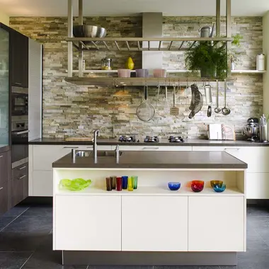 Moderne keuken met werkblad en eiland, toepasbaar in interieurontwerp voor woningen en kantoren.