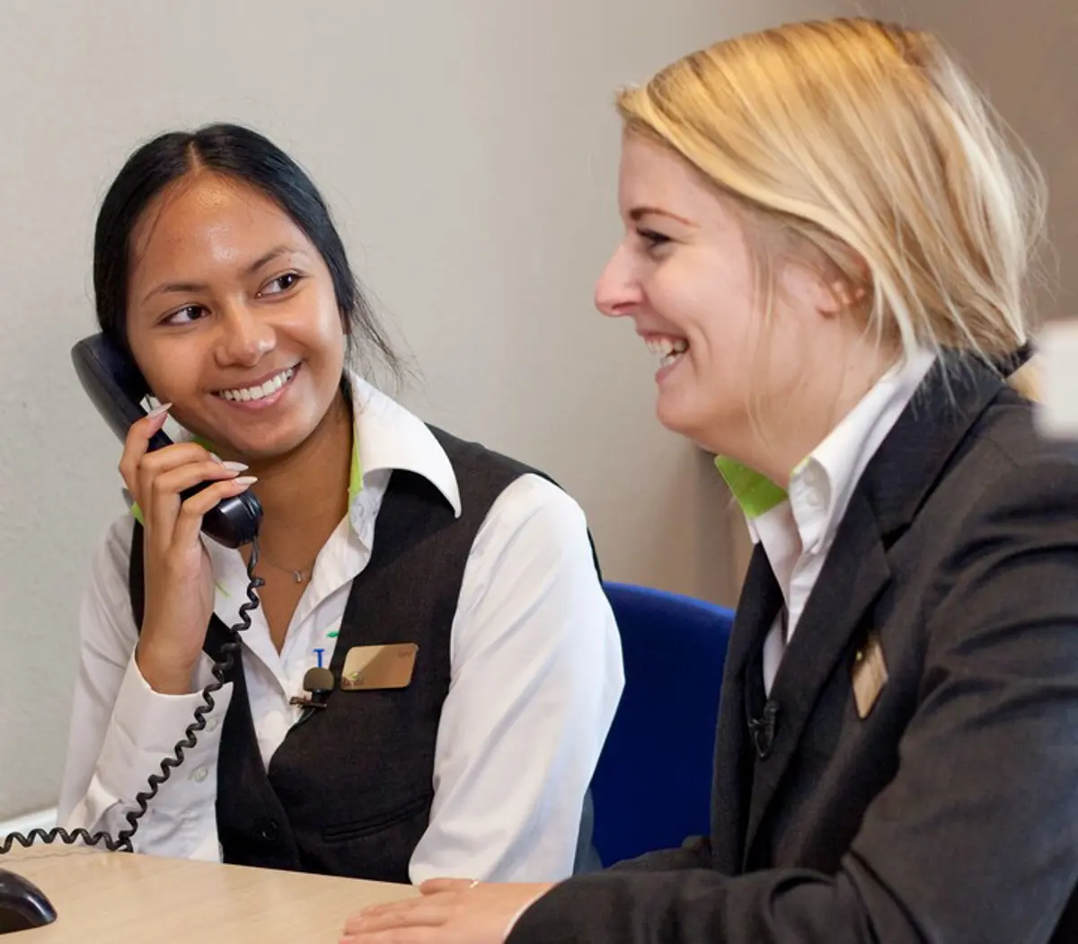 Medewerkers in de reis- en hospitalitysector voeren klantcontact en ondersteunen bij boekingen en advies.