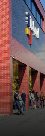 Leerlingen en bezoekers bij het ROC Mondriaan Leeghwaterplein gebouw in Den Haag