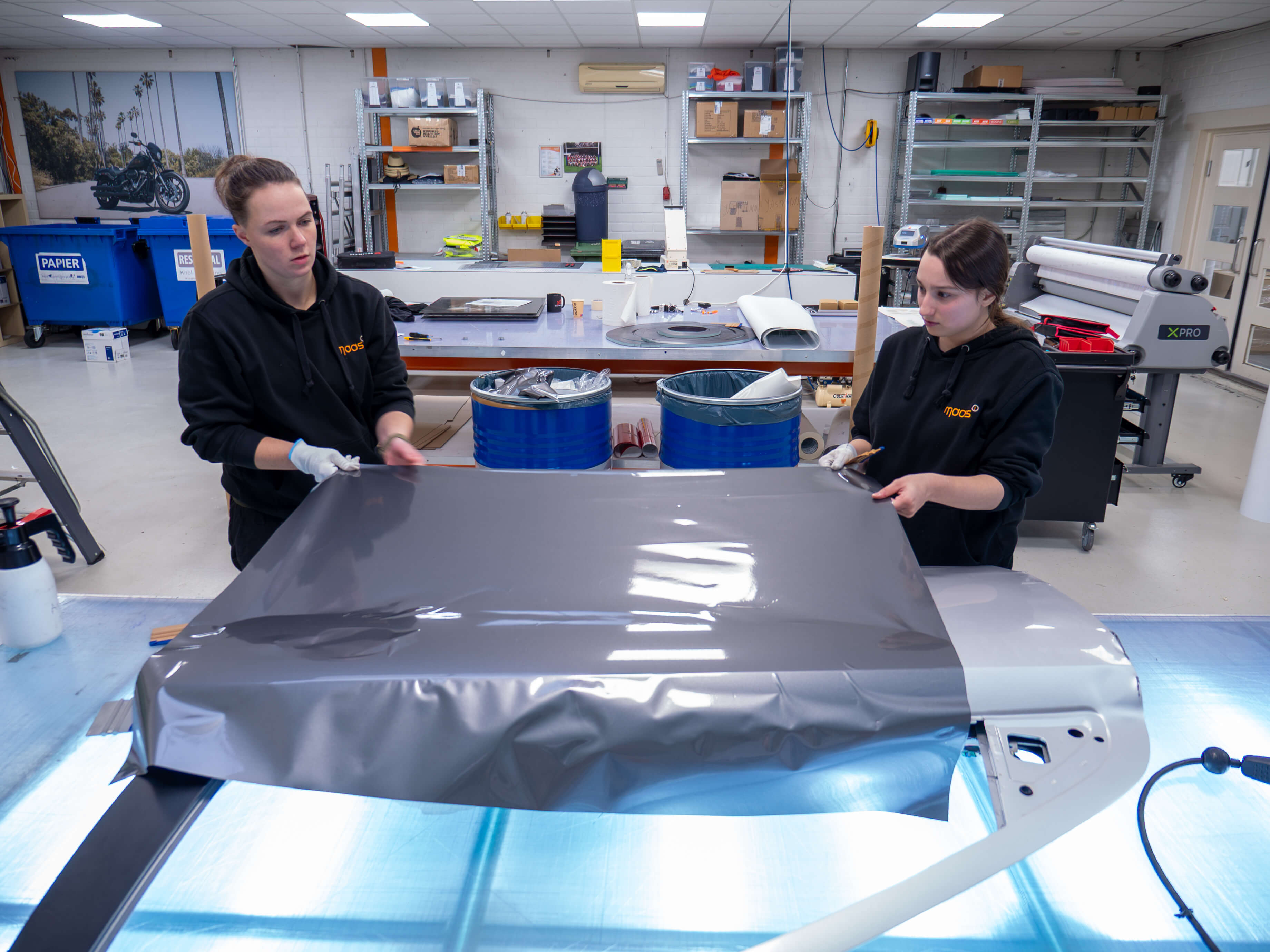 Twee mbo-studenten werken samen aan materiaalbewerking in een praktijklokaal met focus op techniek.