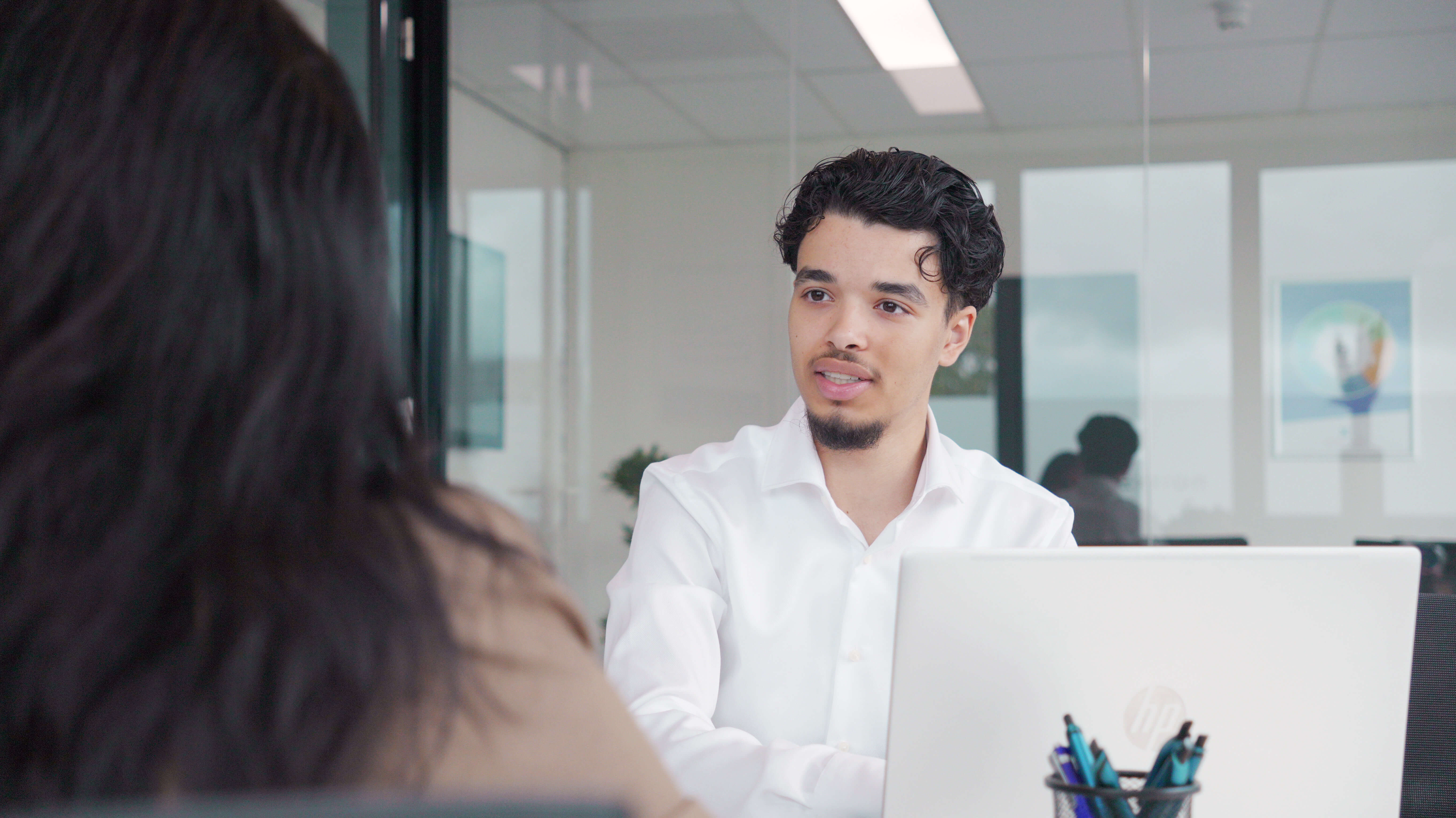Consulent commerciële arbeidsbemiddeling voert een gesprek met een klant in een kantooromgeving