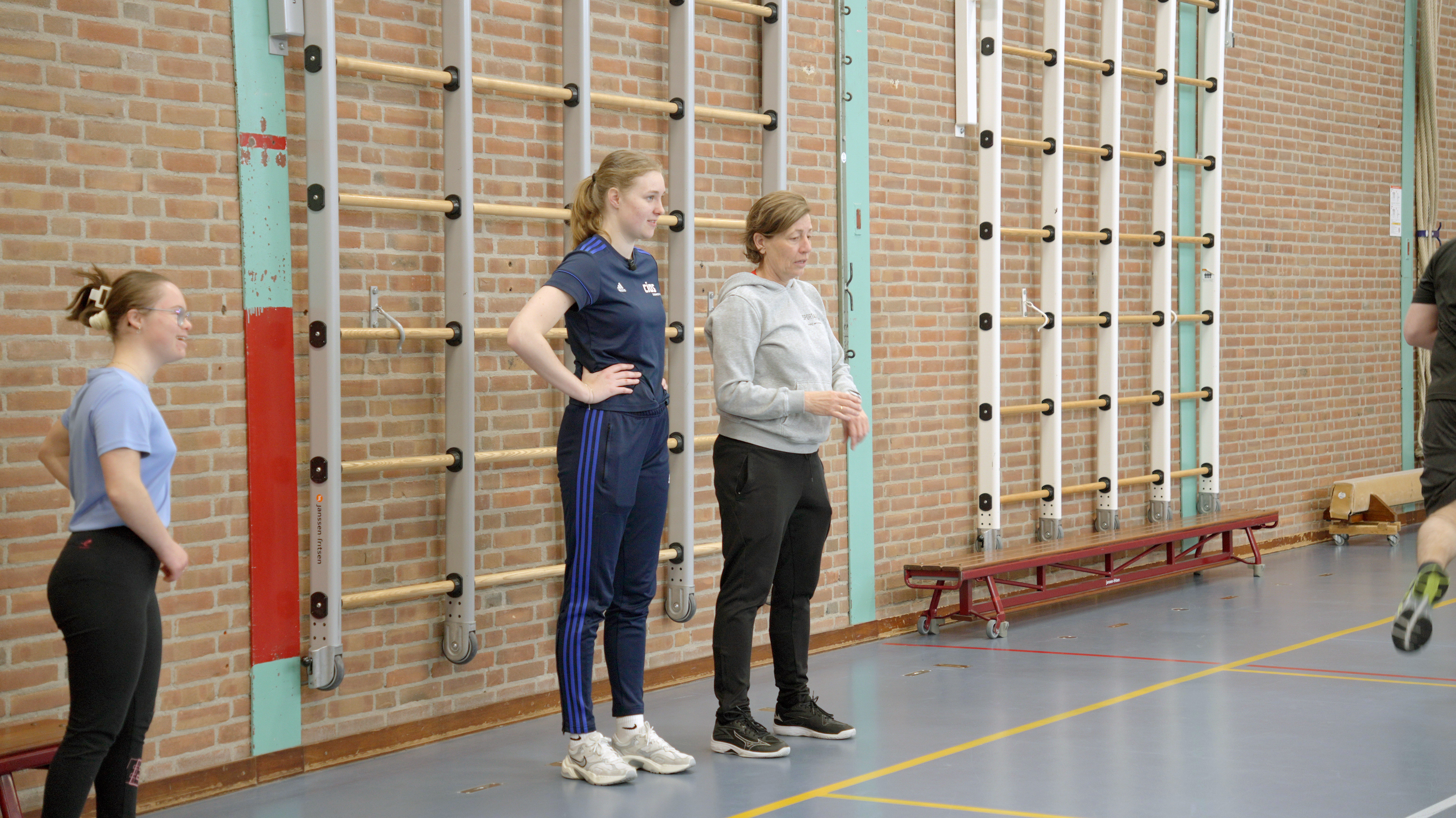 Bewegingsagogen begeleiden cliënten bij individuele oefeningen in een sporthal