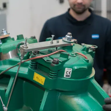 Technicus voert onderhoud uit aan complexe elektrotechnische installatie in een technische werkplaats