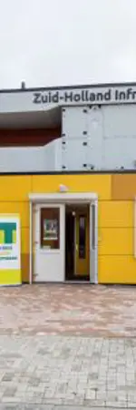 Ingang van het Zuid-Holland Infra Park aan de Parallelweg met opvallende gele gevel en schoollogo