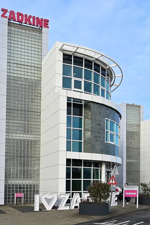 Moderne schoollocatie van Zadkine aan Rhijnspoor in Capelle aan den IJssel, gericht op mbo-onderwijs.