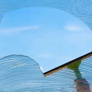 Een persoon maakt een raam schoon met een trekker, gericht op helderheid en zorg voor hygiëne