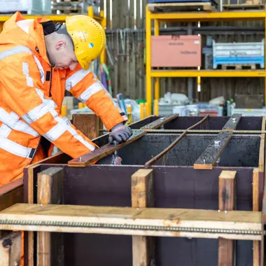 Mbo-student controleert bewapening tijdens praktijkles infra over wegen- en bruggenbouw