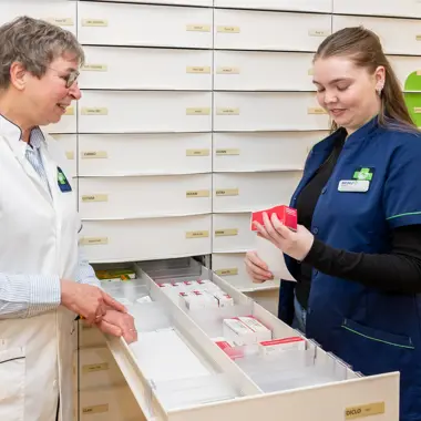 Medewerkers in een magazijn pakken medicatie en overleggen over zorgtoepassingen
