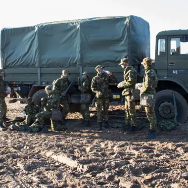 Aankomend onderofficier grondoptreden oefent samen met collega’s bij een militaire vrachtwagen